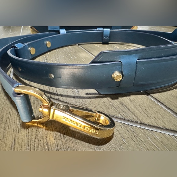 Michael Kors Manhattan Crossbody - Picture 10 of 11